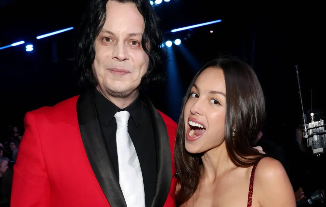 Olivia Rodrigo arrematou por 25.600 dólares um vestido Gunne Sax usado por Meg White na capa do álbum Elephant. A compr…