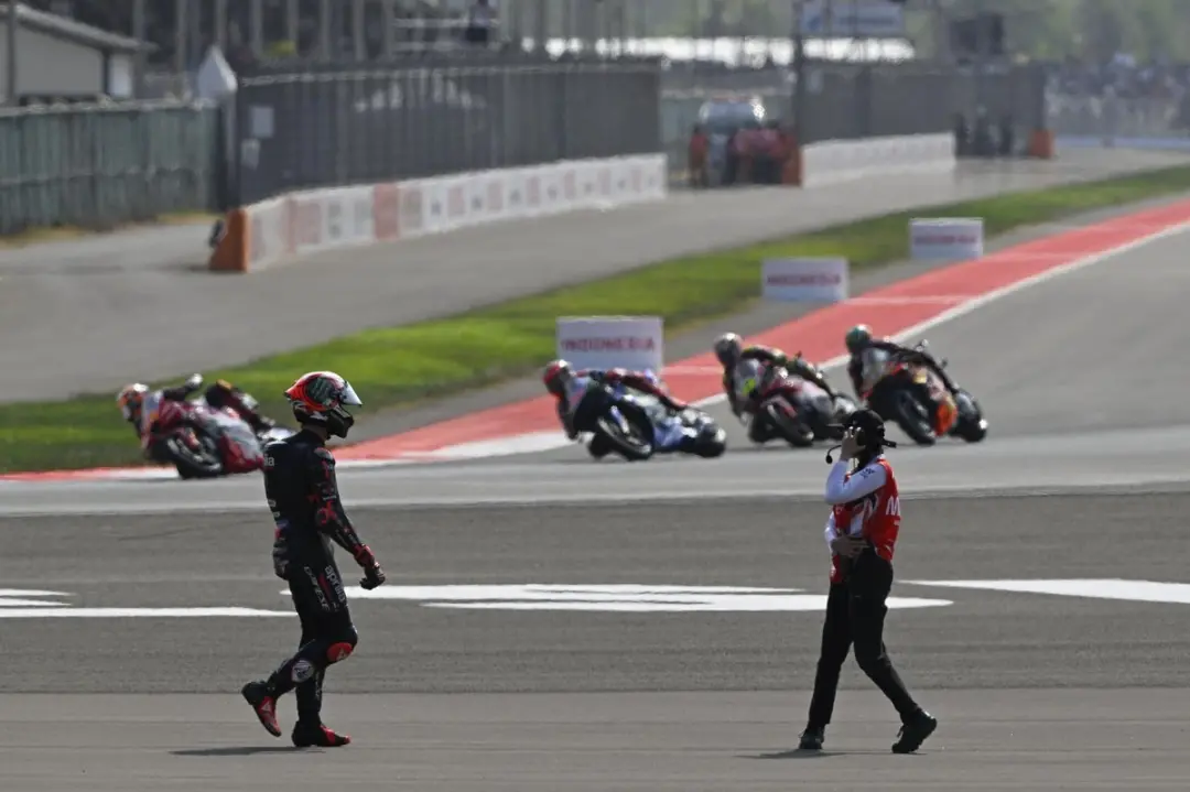 Bezzecchi deu um tapinha nas contas sobre o acidente na primeira curva do GP de Mandalika. Ele disse que foi só um lanc…