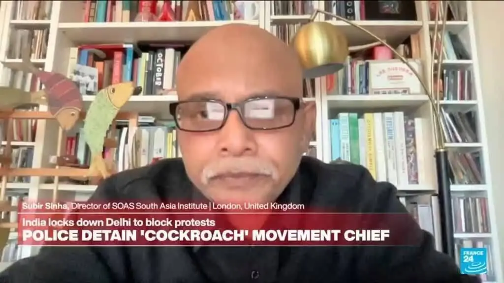 Abhijeet Dipke, líder do movimento satírico Cockroach Janta Party, foi detido pela polícia indiana na sexta-feira. Um m…