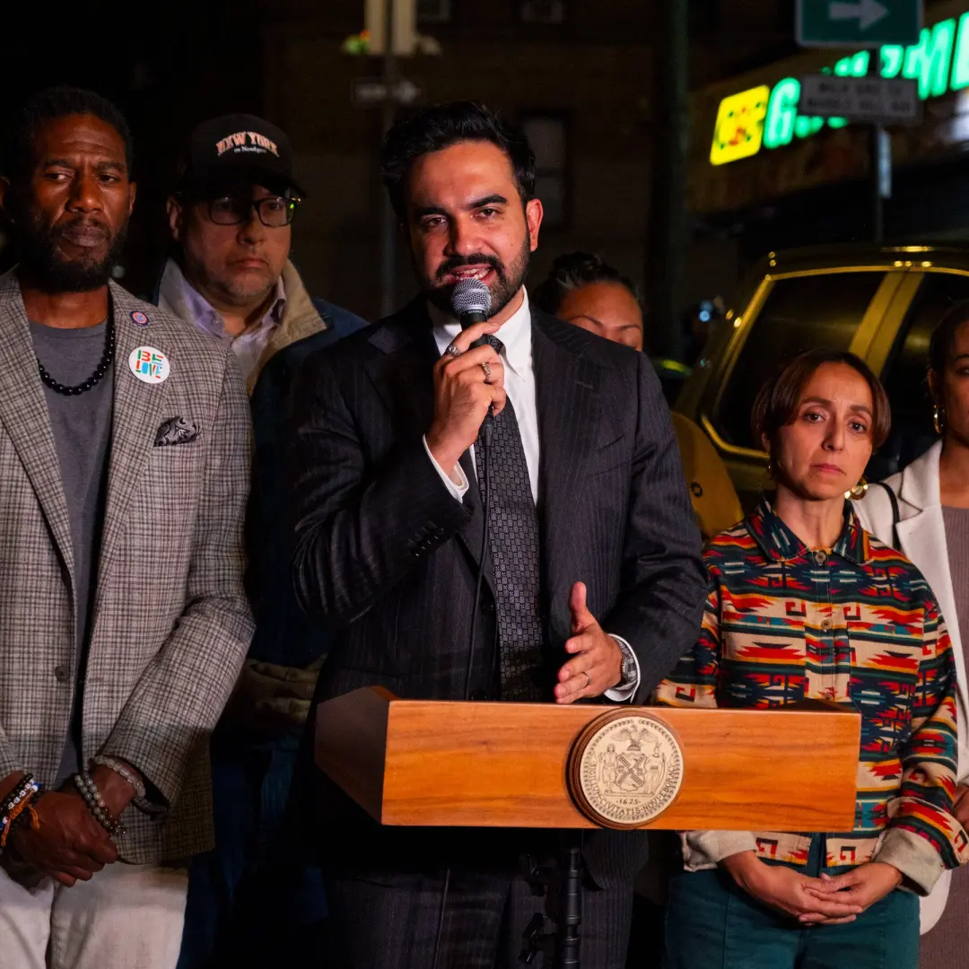 Um agente federal atirou em um imigrante em Nova York e isso gerou protestos. Aliados do prefeito Zohran Mamdani estão …