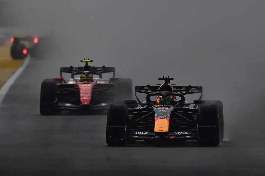 Max Verstappen venceu a corrida sprint do Grande Prêmio de Singapura depois que George Russell bateu na primeira volta.…