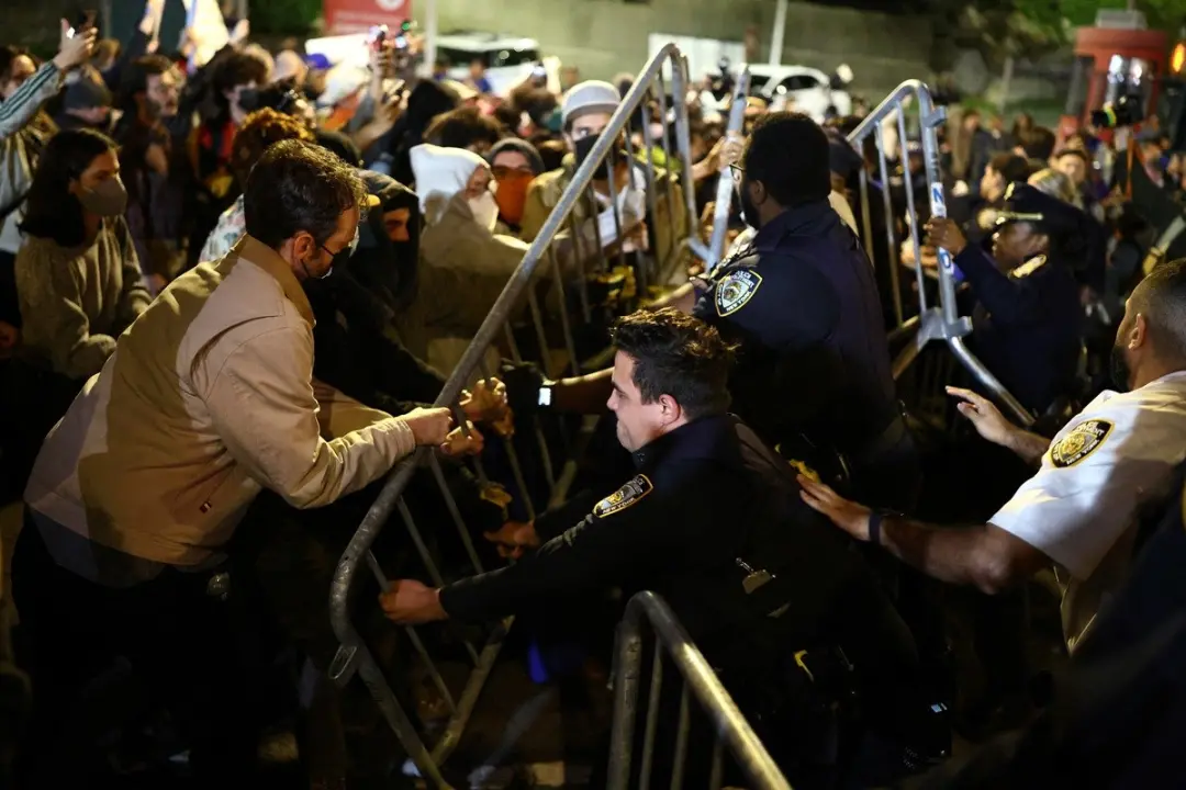 Em Nova York, centenas de pessoas protestaram contra o ICE após um agente atirar em um dominicano no Bronx. Essa ação l…