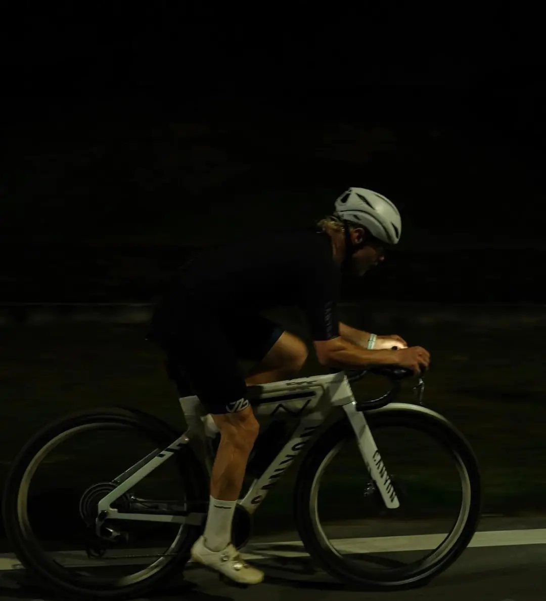 Valtteri Bottas pedalou 419,67 quilômetros de bicicleta da Malásia a Cingapura em quatro dias. Isso mostra uma busca po…