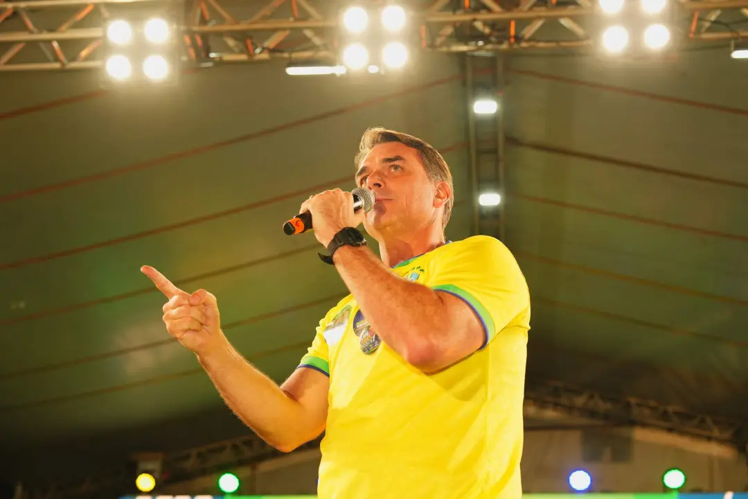 TSE suspendeu site que dava criptomoedas para quem apoiasse Flávio Bolsonaro. A ministra Estela Aranha entendeu que iss…