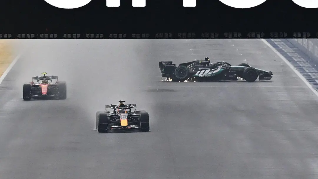 Verstappen venceu a corrida sprint no Grande Prêmio de Singapura, após Russell sair da liderança por um acidente na vol…
