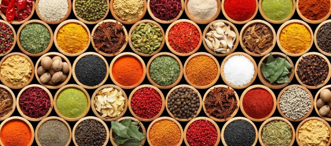 Cravo-da-índia, especiaria das Molucas, tem eugenol com propriedades antioxidantes e antiinflamatórias. A combinação co…