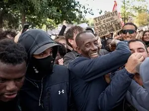 Prefeito de esquerda protestou junto a estudantes na França. A demonstração mostra o impacto das lutas sociais em difer…