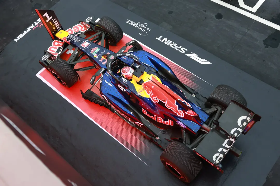Singapura, Max Verstappen vence a Sprint do GP de Fórmula 1 com nove abandonos. A corrida teve atraso de trinta minutos…