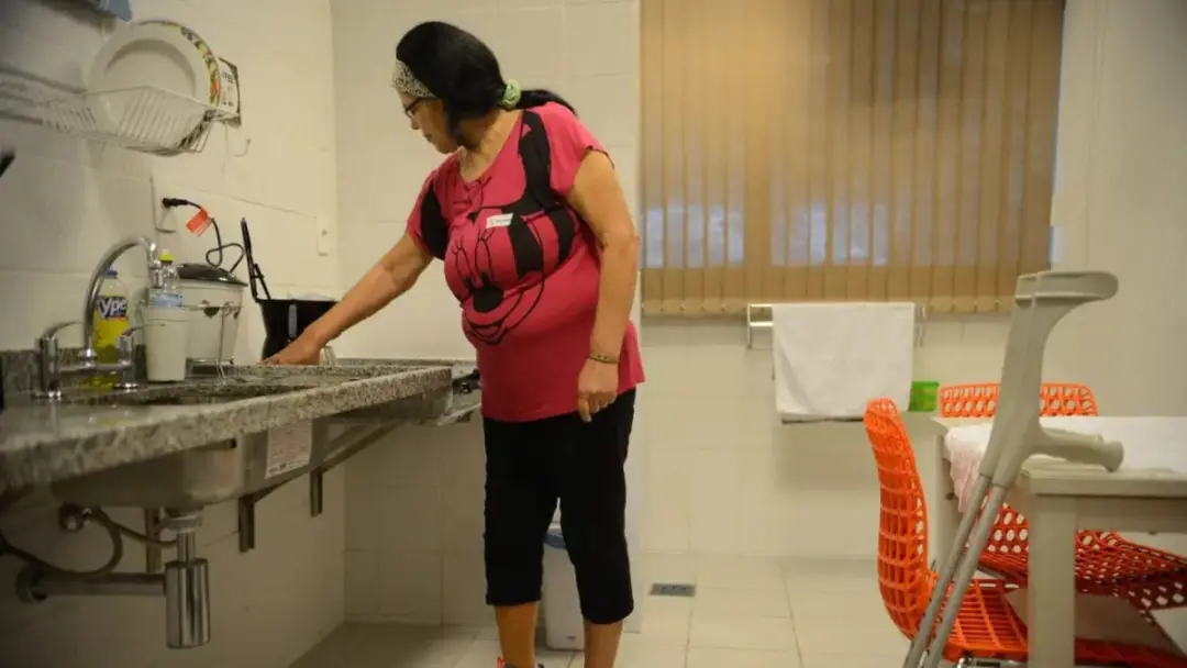 Projeto de Lei 3058/26 garante FGTS e aviso prévio aos domésticos se o patrão falecer, mudando a Lei das Domésticas. Is…