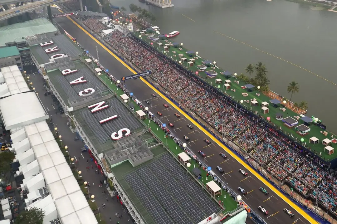 Verstappen levou a vitória em Marina Bay Street Circuit, após ter feito a classificação no mesmo local. O carro da Red …