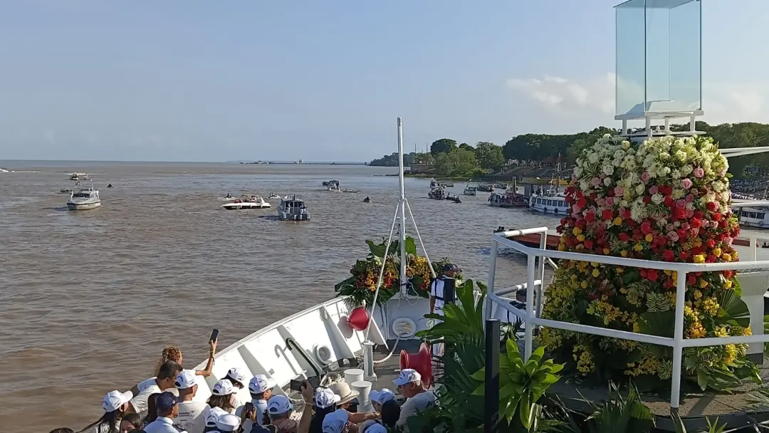 Romaria Fluvial reuniu cerca de 50 mil pessoas na Baia do Guajará com a Imagem Peregrina. Ver tamanha concentração de f…