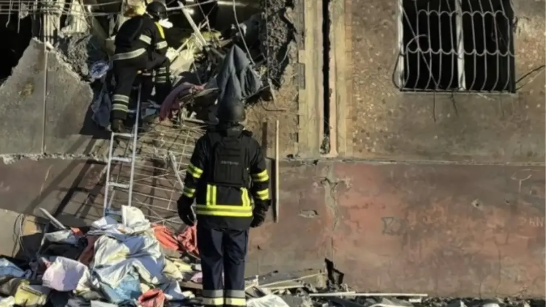 Zaporizhzhia teve 12 mortos, incluindo três crianças, após bombardeio russo em edifícios residenciais. A suspensão de s…