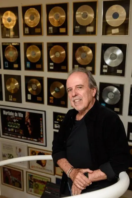 Marco Mazzola, produtor com 76 anos, vai ter sua vida contada no documentário Ouvindo estrelas, previsto para 2027. Ver…