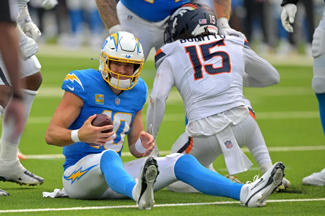 Denver Broncos contra Los Angeles Chargers na Semana 5. O time de Denver precisa do esforço total para não começar a te…