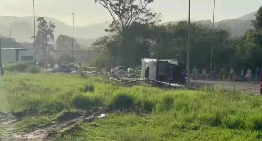 Na BR-393, perto de Barra do Piraí, um acidente com um caminhão e quatro carros resultou em cinco mortes e nove feridos…