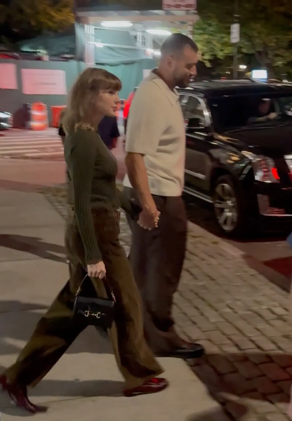 Taylor Swift e Travis Kelce de mãos dadas em um encontro em Nova York, mesmo com a treta com os vizinhos. Acho que quan…