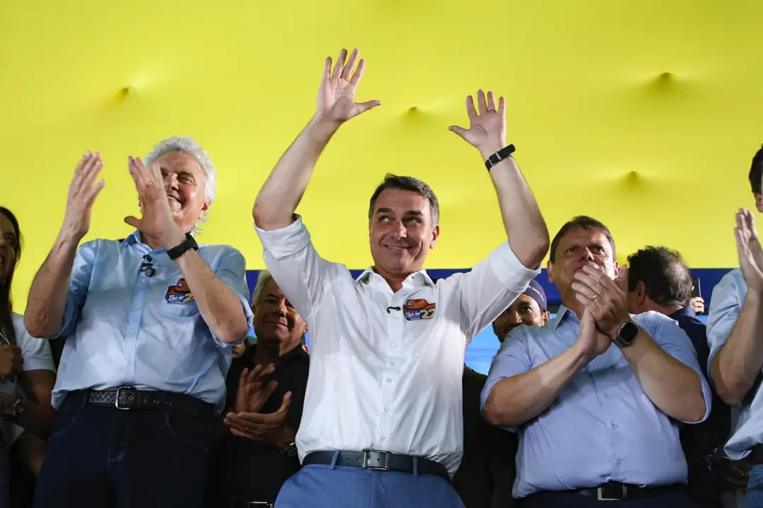 Flávio Bolsonaro formalizou apoios e Lula reorganizou a campanha após o primeiro turno. A união de nomes como Tarcísio …