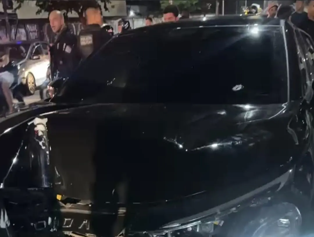 Em Madureira, um tiroteio terminou com dois suspeitos de roubo de carro de luxo presos e um ferido. A abordagem aos ocu…