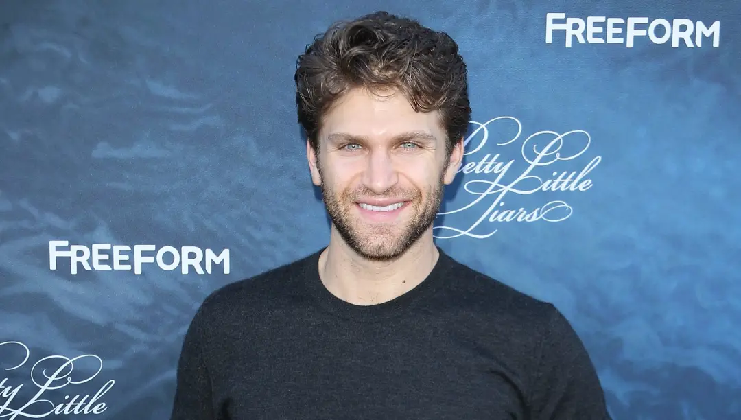 Los Angeles viu um ator de Pretty Little Liars sendo assaltado a tiros por dois homens mascarados. A violência nesse ce…