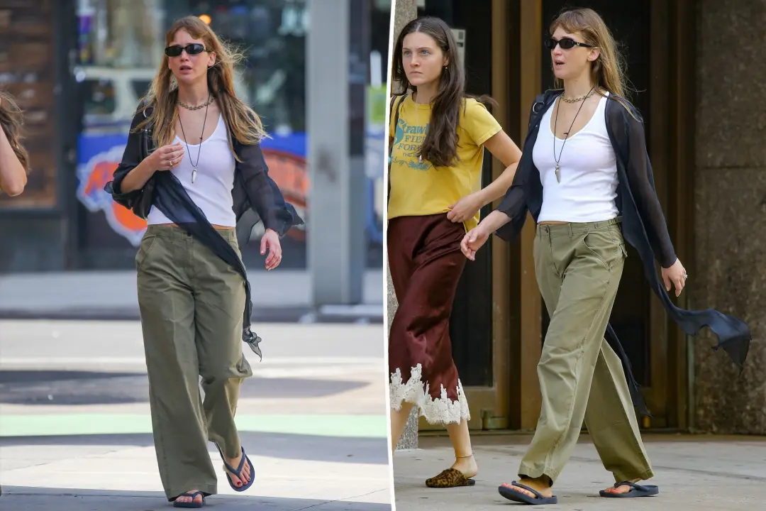 Jennifer Lawrence vestiu chino da Banana Republic em um shopping. É interessante ver como a moda casual de marcas acess…