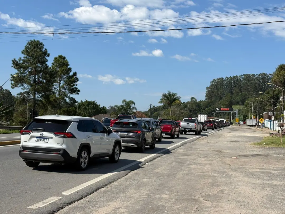 Lentidão na Mogi-Bertioga, entre os quilômetros 61 e 87, neste sábado. A operação de faixa reversível foi adotada pra t…