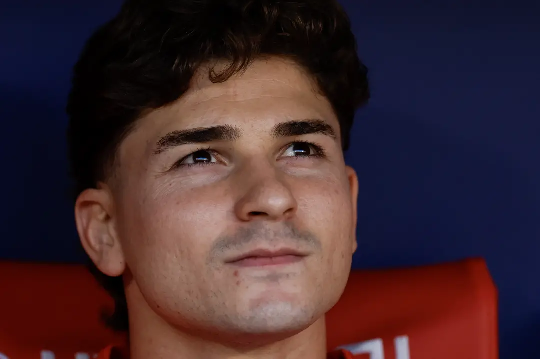 Julián Álvarez no banco do Atlético de Madrid contra o Alavés, no Matchday 8. Parece que a tática pode estar priorizand…