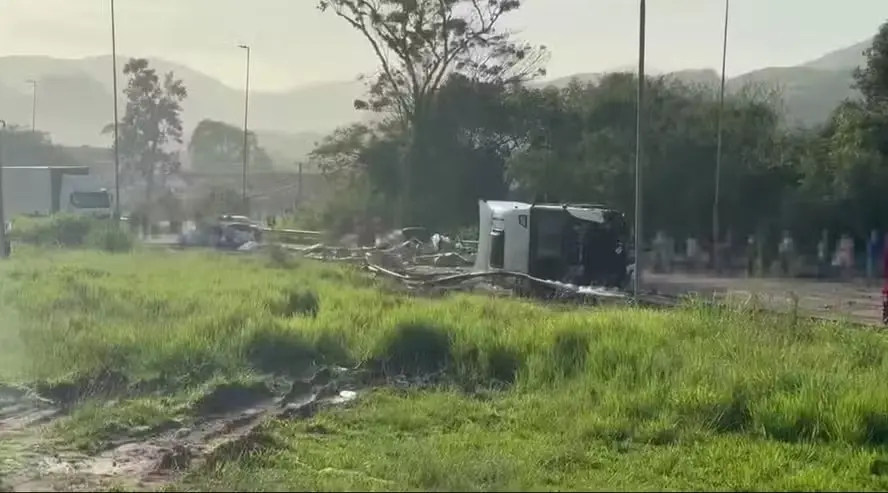 Em Barra do Piraí, cinco mortos e nove feridos após um caminhão colidir com quatro carros na BR-393. É grave ver tantos…