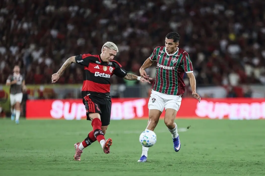 Flamengo e Fluminense no Maracanã, domingo dia 11 de outubro, às 17h30. O Fla lidera o Brasileirão, mas esse clássico s…