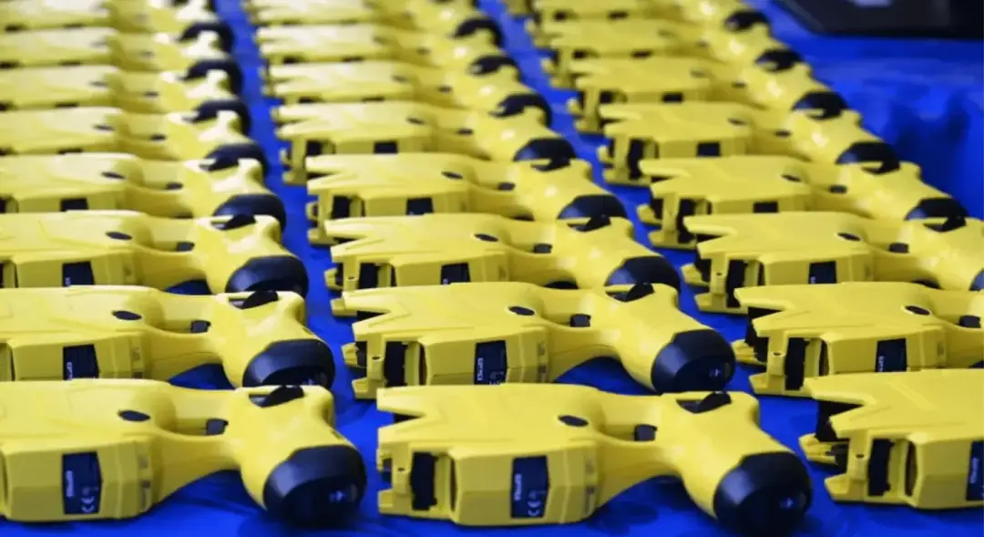 450 armas de choque e 18 motos chegaram pro GCM de Goiânia nesta segunda. Reforço na operação é importante pra seguranç…