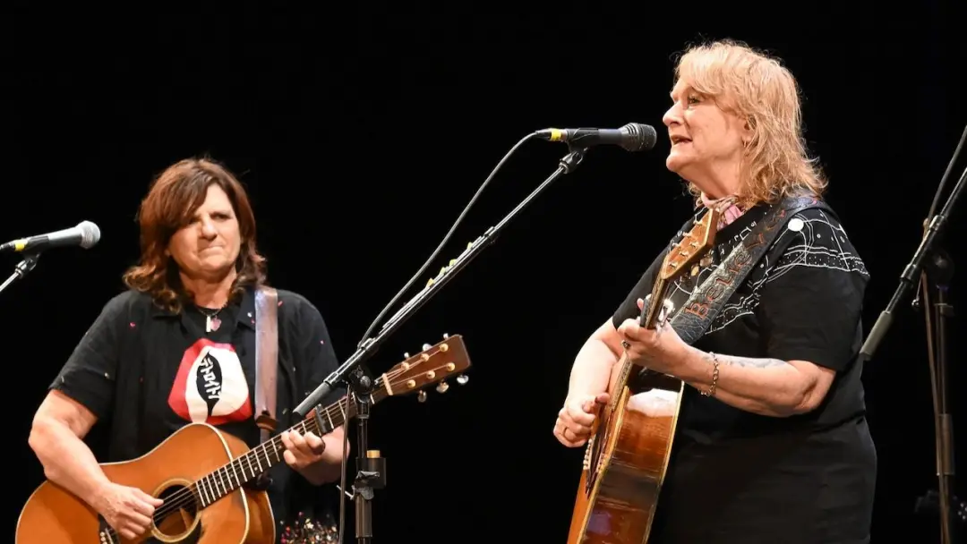 South Carolina, manhã de sexta, um motorista de ônibus da Indigo Girls, identificado como Kirk, morreu em um acidente n…