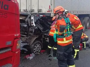 Engavetamento na Dutra em São Paulo destruiu carro com avós e neto. Essa interdição mostra o risco que o trânsito pesad…