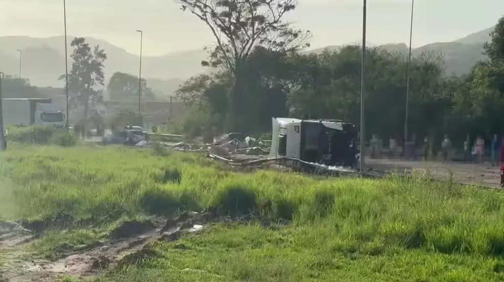 Na BR-393, em Barra do Piraí, caminhão tombou e colidiu com quatro carros, resultando em cinco mortos e nove feridos. É…