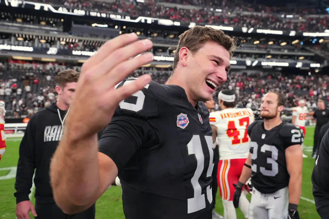 Mendoza, selecionado em primeiro lugar pelos Raiders para 2026, ainda não jogou na temporada regular. Com Kirk Cousins …