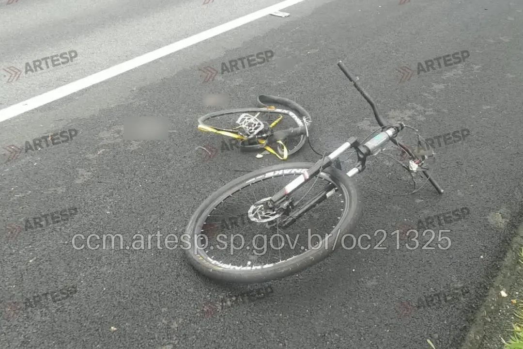 Caçapava, em São Paulo, teve um ciclista morto e outros dois feridos depois de um caminhão perder o controle na Carvalh…