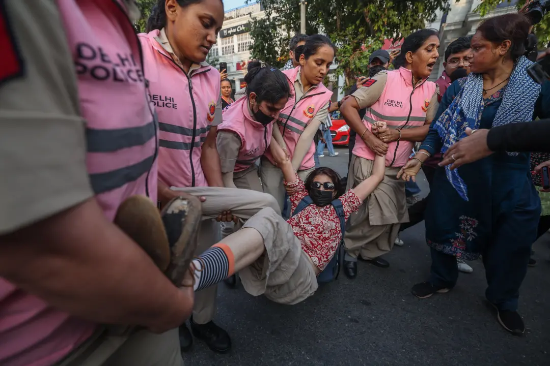 Em Nova Delhi mais de mil pessoas foram detidas num protesto da galera Z, que pedia a saída do chefe da Comissão Eleito…