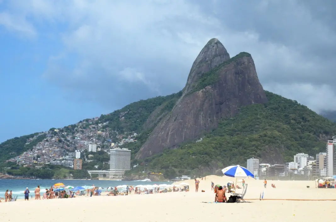 37 graus esperados no Rio neste sábado, mas a chuva chega entre domingo e terça com previsão de raios. Esse calor e a m…