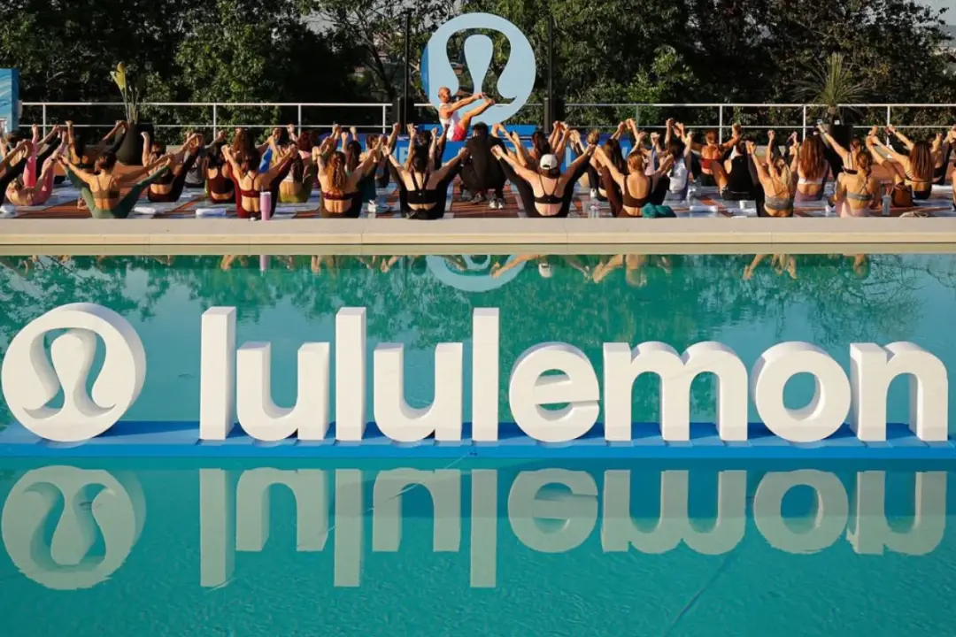 Lululemon e Under Armour diminuíram o portfólio, com a Lululemon cortando 15% dos itens na América do Norte. Em tempos …