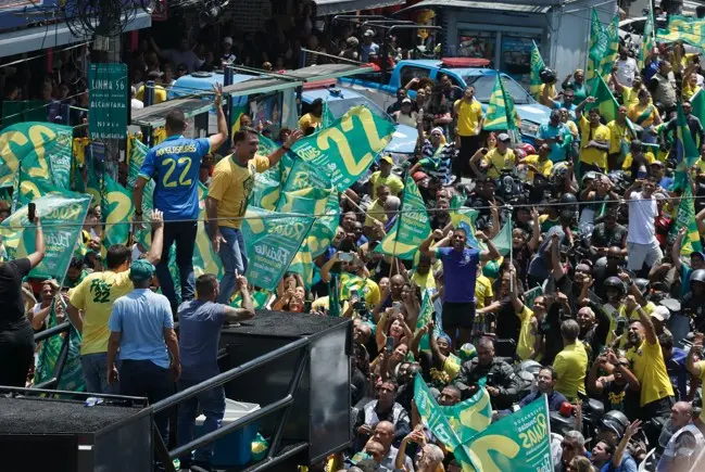 São Gonçalo, RJ, viu Flávio Bolsonaro projetar a posse presidencial para 2027, prometendo entregar o Brasil nas mãos de…
