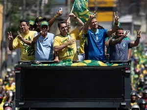 Em ato no Rio de Janeiro, Flávio prestou continência a PMs e disse que receberá a faixa presidencial do pai. Essa cena …