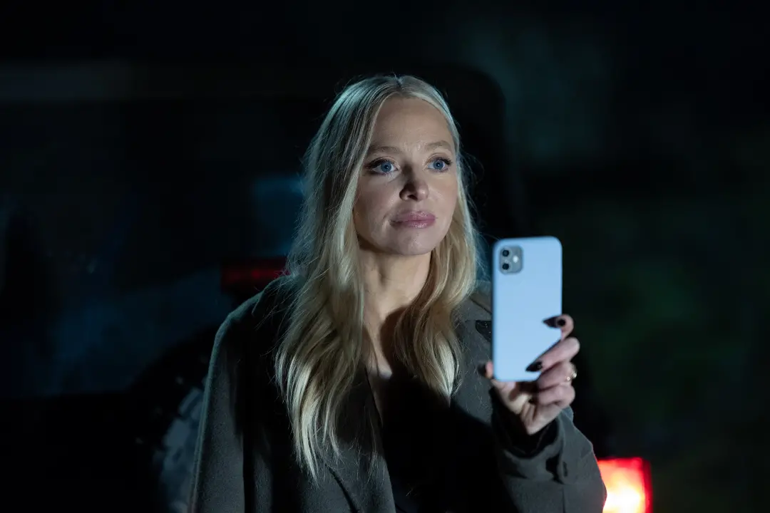 Portia Doubleday no filme The Social Reckoning fala sobre pessoas que foram radicalizadas por teorias da conspiração. É…