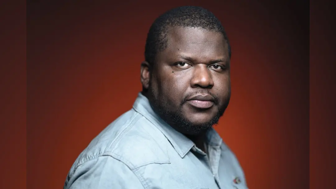 Thélyson Orélien, escritor canadense de origem haitiana, precisou abandonar sua turnê na França após ser acusado de usa…