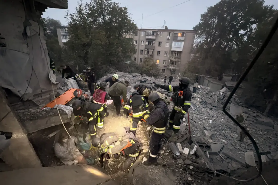 Zaporizhzhia, no sudeste da Ucrânia, teve pelo menos 15 mortos após ataque com cinco bombas planadoras em área residenc…