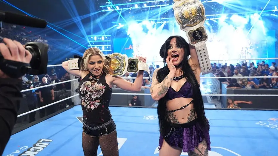 Tatum Paxley e Alexa Bliss ganharam o campeonato de duplas femininas no SmackDown, derrubando Fatal Influence. Essa tro…