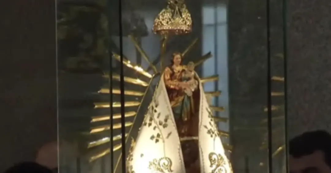 A Imagem Original de Nossa Senhora de Nazaré foi retirada do Glória às 12h22 na Basílica Santuário de Nazaré em Belém. …