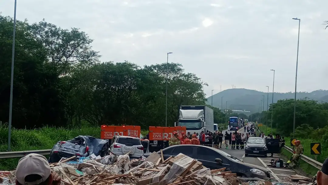 Barra do Piraí viu um acidente com caminhão e quatro carros, resultando em cinco mortes e nove feridos. A liberação da …