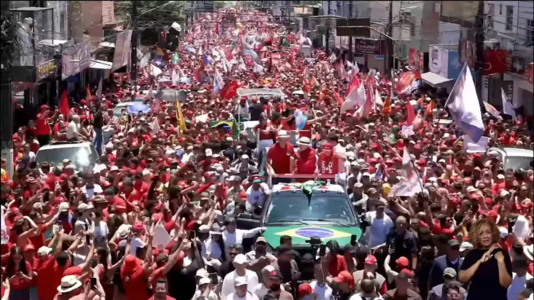 Natal, RN, palco de passeata onde Lula comparou as bandeiras do Brasil e dos EUA, mencionando adversários como Flávio B…