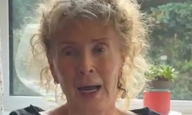 Beverley Callard, 69 anos, está em um limbo após um revés de pesadelo na luta contra o câncer de mama, com parte do est…