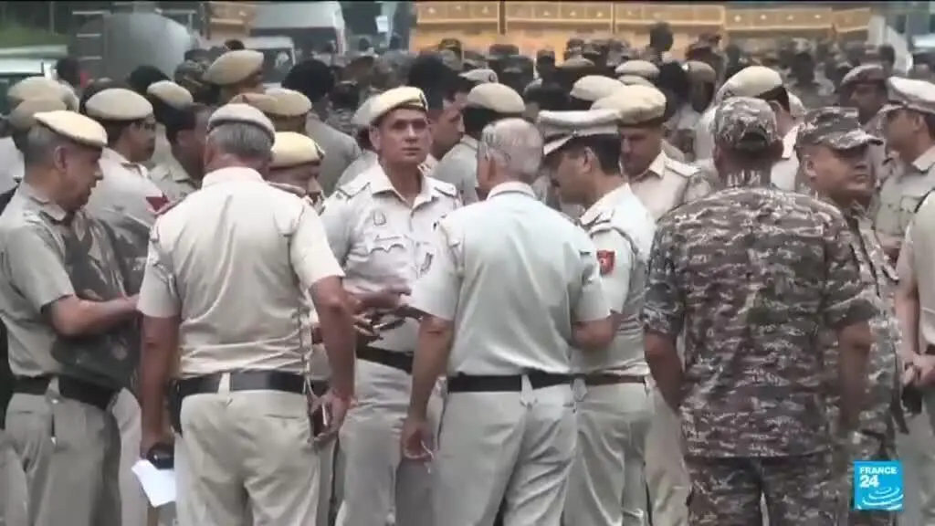 Em Nova Delhi, a polícia indiana prendeu o líder do movimento satírico da barata enquanto manifestantes pediam a renúnc…