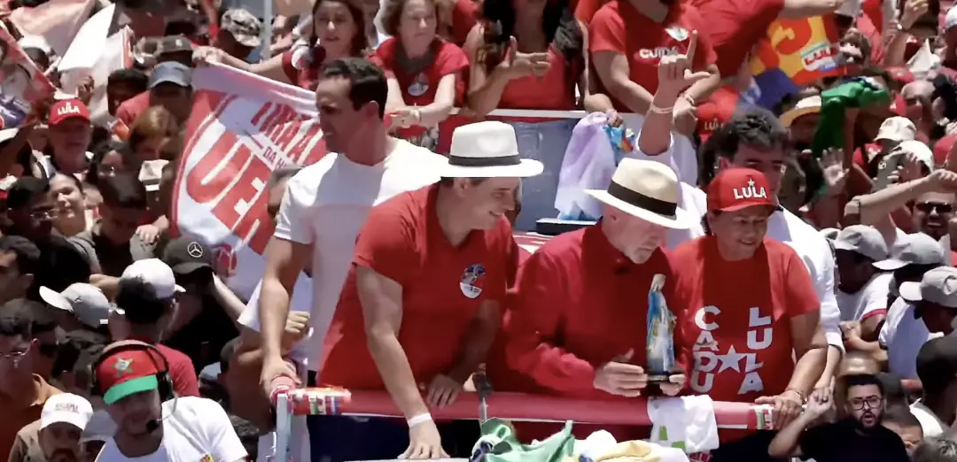 Natal, RN. Lula exibiu imagem de Nossa Senhora Aparecida em caminhada neste sábado, com Cadu de Lula e Fátima Bezerra p…