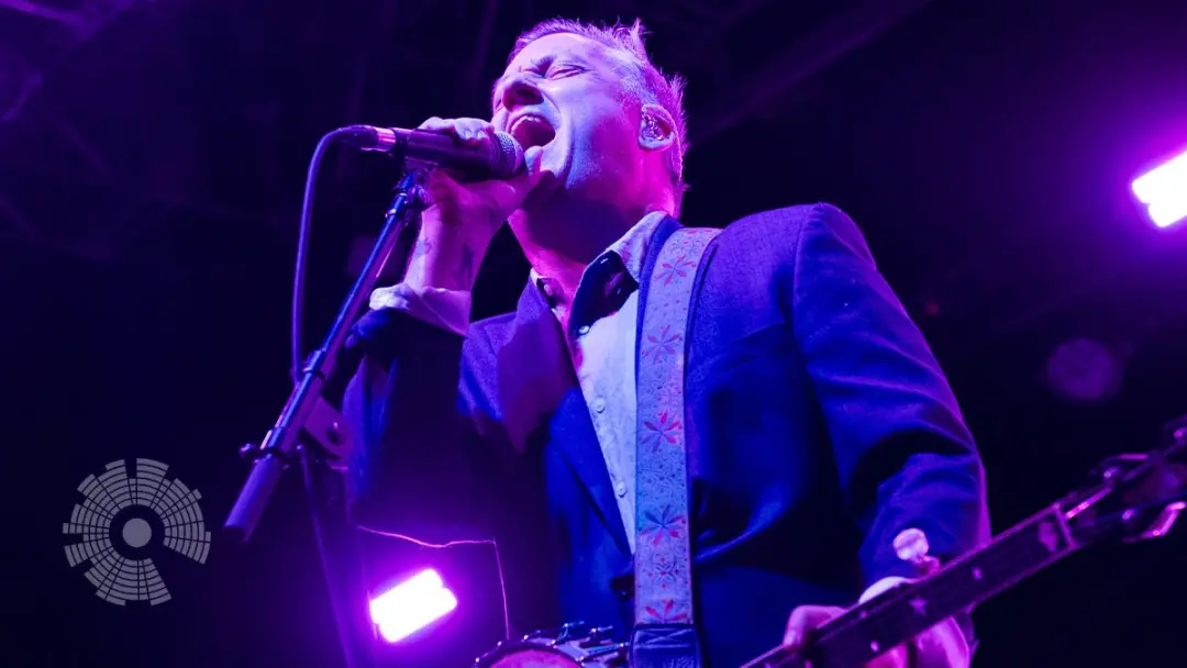Isaac Brock e as Modest Mouse fizeram um show em Nova York no Pier 17, com bom astral. É bom ver bandas com energia ass…